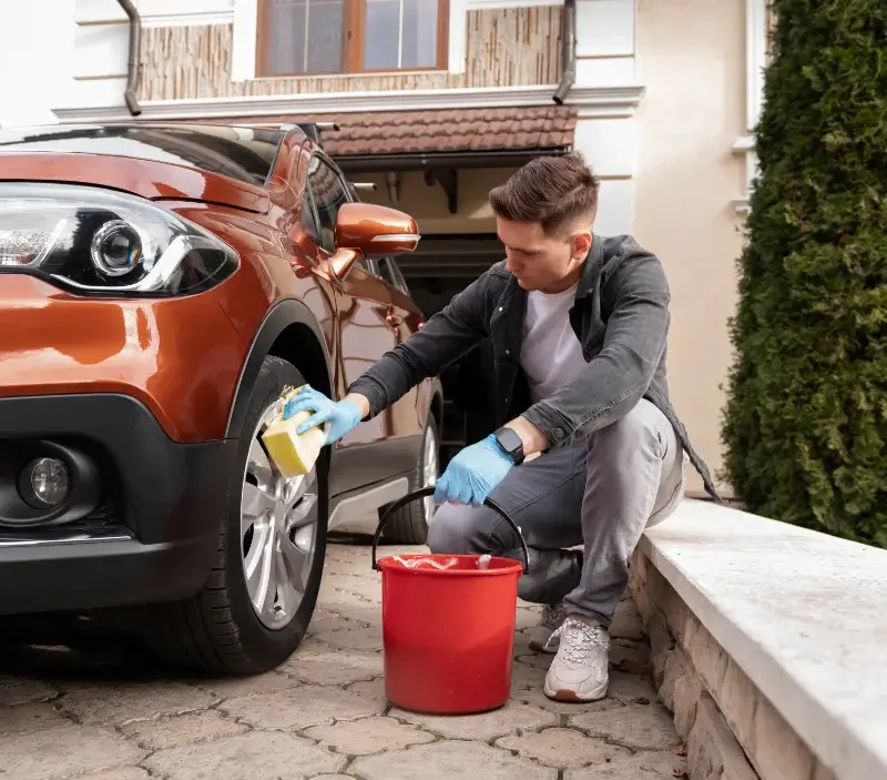 Lavage auto à domicile Saint-Jean-de-Daye : professionnel intervenant sur un véhicule